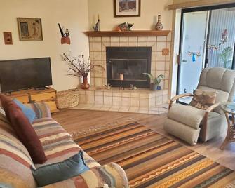 Snowbirds welcome! Scenic desert, quiet sunshine, Mountain Views, hiking/biking - Vail - Living room