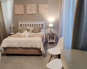 Stoep Cafe Guest House - Komatipoort - Bedroom