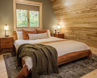 Off-Grid w/ Wood Fired Hot Tub - Modern and Cozy - 4 Kayaks Included - 90 Acres - Farmington - Bedroom