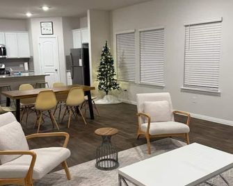 Comfortable Midterm 4BR in Manor Near Tesla & Samsung Furnished + Flexible Stays - Manor - Living room