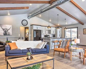 Modern Lead Cabin with Private Hot Tub and Fireplace! - Lead - Living room