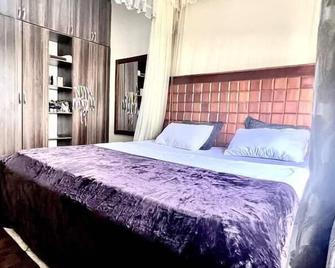 Apartment - Sleeps 2 - Parking - Garden - Jinja - Bedroom