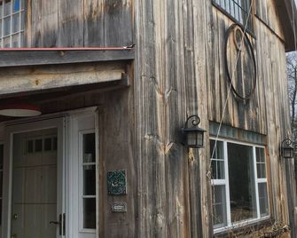 Barn House at Light-Filled Octagon, wifi, pet-friendly, close to ski areas - Londonderry - Edificio