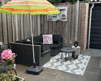 Enjoy the Beach and Domburg 18m2- very nice, charming room central and quiet - Domburgo - Patio