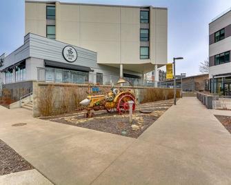 Modern Springfield Apartment about 7 Mi to Downtown! - Springfield - Building