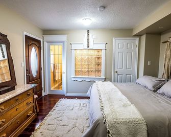 The River Blossom Suite - Drumheller - Bedroom