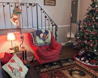 Cozy Suburban Nest Guest Suite separate from main home with hottub - Hopewell - Living room