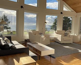 Private Waterfront Luxury with Hot Tub and Barrel Sauna - East Bay - Sala de estar