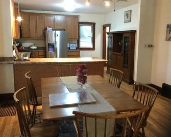 Outrageous! Near Microsoft Mt Pleasant - Sleeps 18 - Kenosha - Comedor
