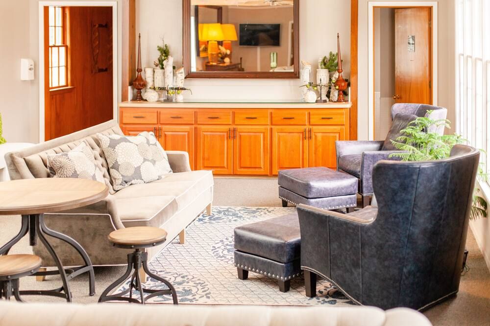1-bedroom guestroom in a lodge, 9 miles from Cedar Point - Sandusky - Living room