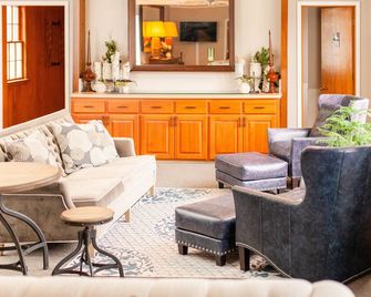 1-bedroom guestroom in a lodge, 9 miles from Cedar Point - Sandusky - Living room