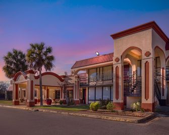 HomeTowne Studios by Red Roof Montgomery - Midtown - Montgomery - Edificio