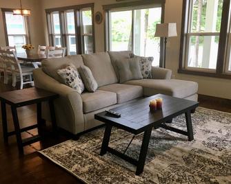 Sunflower House on Lake Wissota - Chippewa Falls - Living room