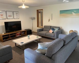 Torquay Shores - Family, Friends, Pets Welcome! - Torquay - Living room