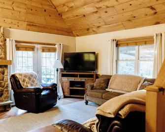 Cozy Pines Log Cabin 2BR+Loft Creekside w/ Hot Tub - Mifflinburg - Sala de estar