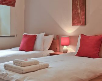 Ground Floor: Living room: TV, Sky, Open Fire Dining room. - Carperby - Bedroom