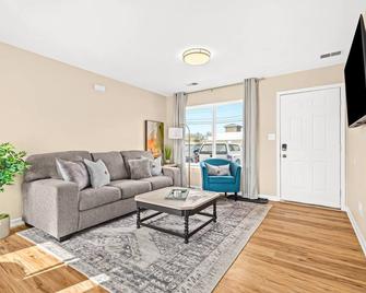 New Cozy Lower Flat in Roseville - Roseville - Living room