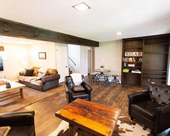 Paradise Place-Spacious home with Hot Tub+Fire Pit - Paradise - Living room