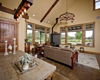 Exquisite Cottage Rental on Peaceful Vineyard near Bear Valley, California - Angels Camp - Living room