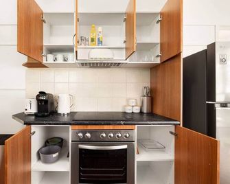 3 Bdr w/ AC & Parking | Carindale Westfield | 17M3 - Carina - Cocina