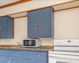 Charming Lakeside Cottage Retreat | Steps to the Water | Peaceful & Private - Antigonish - Kitchen