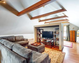 Spacious studio, dog-friendly, close to recreation, central a/c, TV, wifi - Barnard - Living room