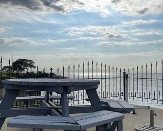 Erie Escape - Lakefront Lake Erie w/ Pool - Lorain
