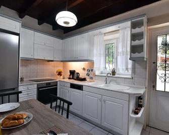 Karmela's Cottage by CorfuEscapes - Agios Ioannis Peristeron - Kitchen