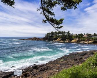 Dog-friendly ocean-view cabin with fireplace, kitchenette, deck, & beach access - Depoe Bay - Beach