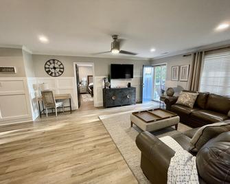 Madison, Huntsville Alabama 4 Bedroom Vacation Rental on a 1 Acre Lot - Madison - Living room