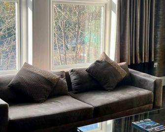 Kensington House by Warren Collection - Wallsend - Huiskamer