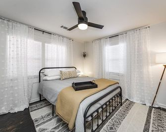 Quaint bungalow minutes from shopping, dining and downtown! - Little Rock - Bedroom