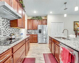 Luxurious Master Suite Retreat with Private Attached Bathroom in Port St Lucie - Port St. Lucie - Küche