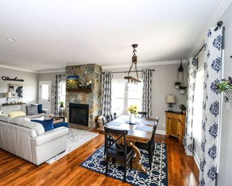 Porch n` Pasture Farm - make memories here, by Buffalo Mountain Getaway - Meadows of Dan - Sala de estar