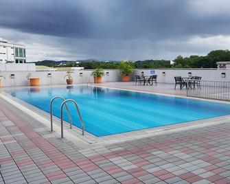中心飯店 - Bandar Seri Begawan/斯里巴卡旺 - 游泳池