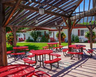 Sandy Beach Suites - Osoyoos - Patio