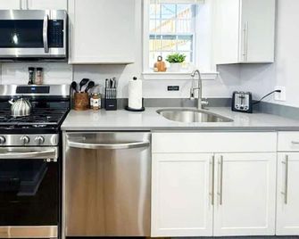 Modern 3br Near Fsu - 15 Min to Wachusett - Fitchburg - Cocina
