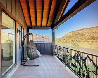 Zion Vista 7br/5.5ba Poolside Manor Near Zion: Sauna, Hot Tub, Golf, Gym - Colorado City - Balcón