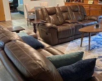 Spacious Retro 2br 3ba in Quiet Neighborhood - Beaumont - Living room