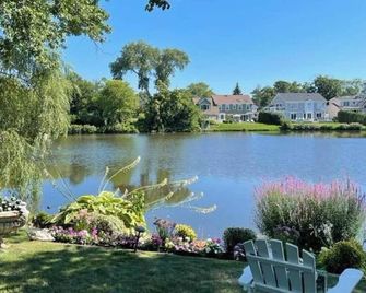 Walden on the Pond - Spring Lake - Außenansicht