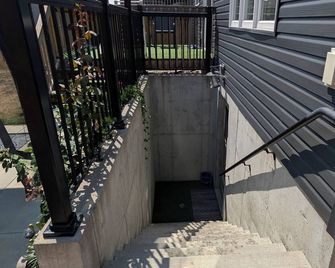 Spacious one bedroom Basement Apartment - Belleville - Schodiště