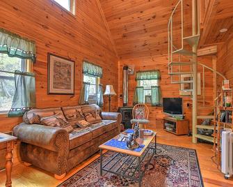 Cross Creek Ranch located near Lake Watauga and Mountain City - Mountain City - Living room
