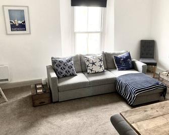 Nancie's Place - Dartmouth Town Center With Private Parking - A Traditional Georgian Private Duplex Apartment - Beautifully Refurbished - Two Bedrooms, Bathroom, Kitchen And Lounge Diner - Dartmouth - Living room