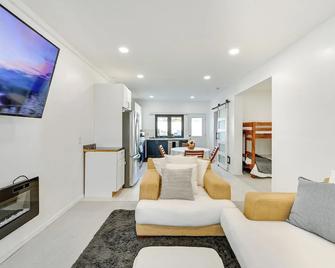 Walk to Beach - 'house Kitsune' in Oceanside! - Oceanside - Sala de estar