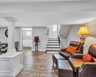Serene & Charming 5BR Des Plaines Getaway home - Des Plaines - Living room