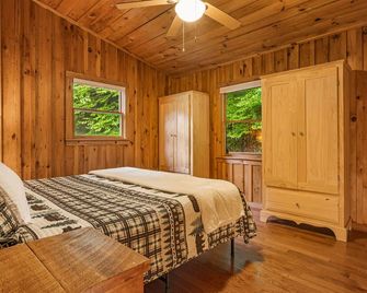 Creekside Cabin - Golf And Snow Skiing Access - Mars Hill - Bedroom