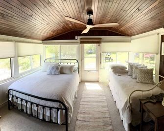 Charming Antique Boathouse Located Directly On Long Pond. - Plymouth - Bedroom