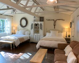 Cottage at Main Street Farmhouse! - Napa - Bedroom