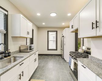 4 Mi to Dtwn: Modern Retreat w/ Yard in Cleveland - Cleveland - Kitchen