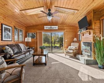 Lilly Lakeside- Large Tri Level home - Oshkosh - Living room